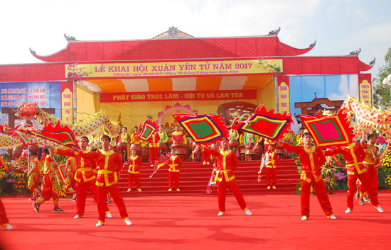 Hàng nghìn người đổ về núi thiêng Yên Tử dự khai hội 2017 ảnh 2